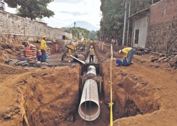 Obras Públicas pavimenta calle que conduce al municipio de Santa Elena, en Usulután