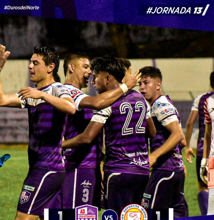 Jugadores del Chalatenango festejan el gol que anotó Denis Pineda ante Isidro Metapán, con quien igualó 1-1. Foto AD Chalatenango