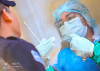Salud realiza pruebas PCR en Santa Tecla, La Libertad