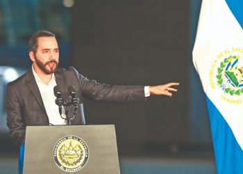 Presidente Nayib Bukele propone suspensión parcial del IVA al combustible