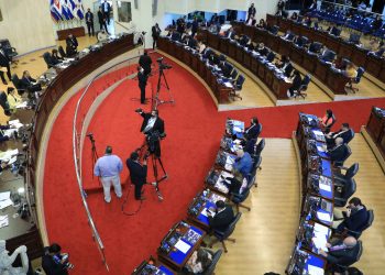 A propuesta del presidente Nayib Bukele, la Asamblea reduce el IVA al combustible