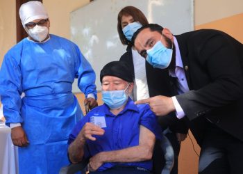 El Ministerio de Salud vacuna a adultos mayores