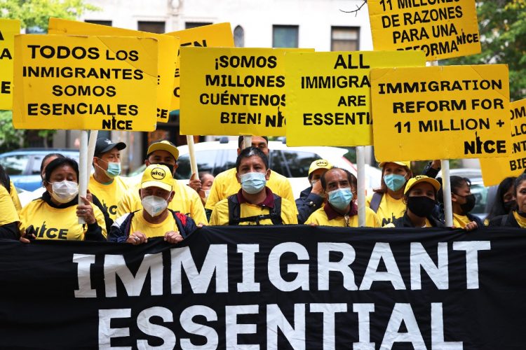 Un grupo de inmigrantes exigen a las autoridades de EE.UU. la oportunidad de regularizarse.