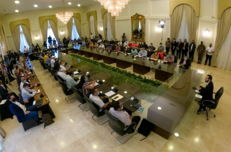 Consulta
Nayib Bukele,
presidente de
la república,
durante
una reunión
con la clase
trabajadora
del país para
tratar la reforma
previsional.