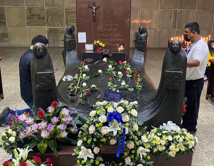 Los asistentes visitaron la cripta donde yacen los restos del santo salvadoreño. Foto: Francisco Campos.