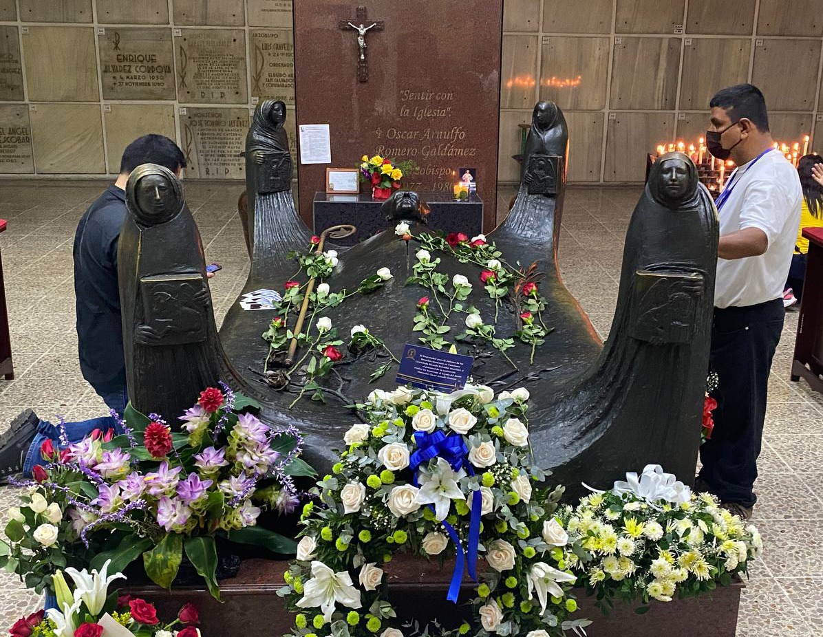Fieles católicos conmemoran el martirio de Romero – Diario El Salvador