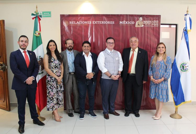 En la reunión participaron diputados de la Asamblea Legislativa, empresarios, diplomáticos y representantes de gremiales.