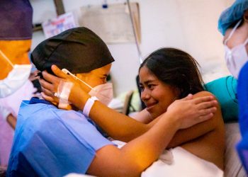 Primera Dama acompaña a una madre durante el parto bajo el nuevo modelo de atención materno infantil