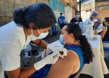 Ministerio de Salud lleva la vacuna a mercado de Santa Ana