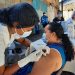 Ministerio de Salud lleva la vacuna a mercado de Santa Ana