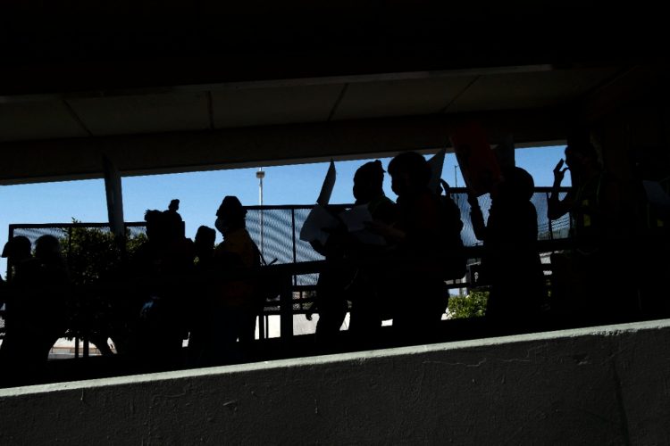 Migrantes y solicitantes de asilo marchan para protestar contra la política del Título 42 que se dirige al lado mexicano del puerto de San Ysidro Crossing en Tijuana. Foto AFP.