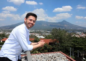 Joven salvadoreño destaca en mercado de inversiones europeo