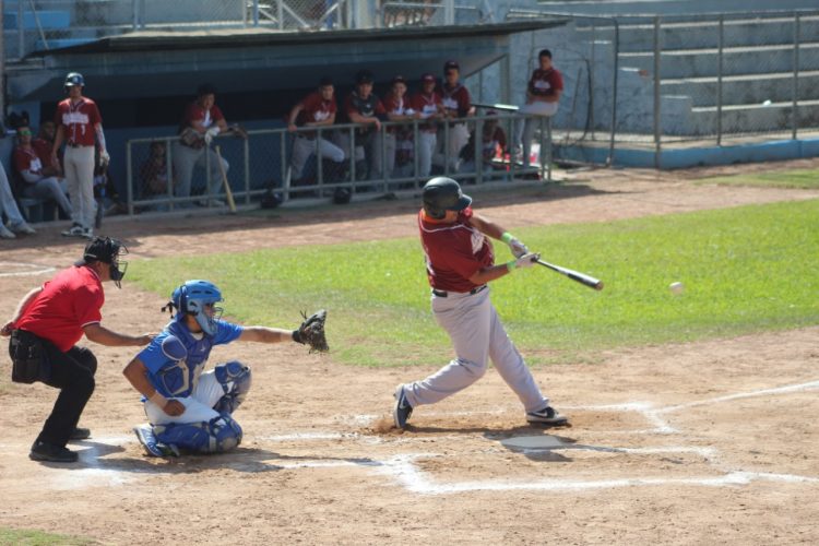 William Ponce, de la UTEC, conectó dos imparables en el juego que le ganaron por 3-0 a Nacionales en la jornada de la LNB Fotos/ FEDEBEIS