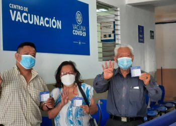 La población recibe la cuarta dosis contra la COVID-19 en el servicio de Fosalud