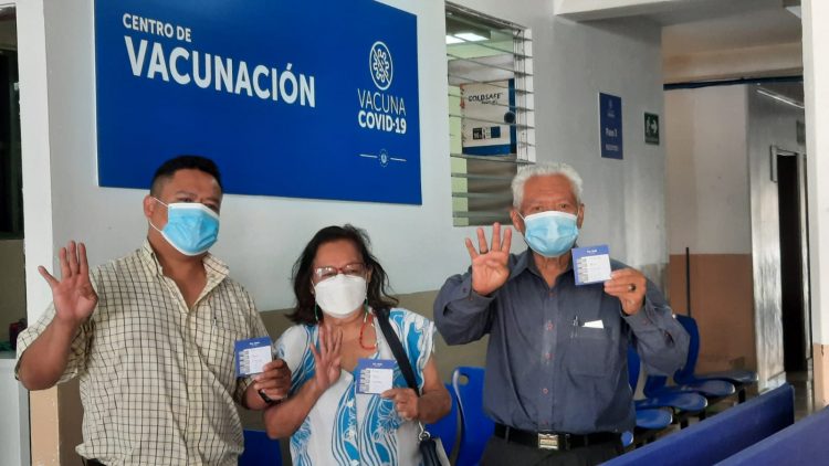 La familia Rodríguez visitó la unidad de salud Díaz del Pinal en Santa Tecla, donde recibieron la cuarta dosis del biológico. Foto: Boris Lozano.