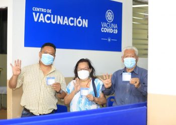 La población recibe la cuarta dosis contra la COVID-19 en el servicio de Fosalud