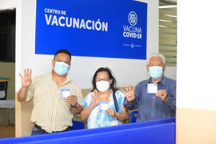 La familia Rodríguez visitó la unidad de salud Díaz del Pinal en Santa Tecla, donde recibieron la cuarta dosis del biológico. Foto: Lester Hernández.