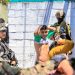 Ministro de Defensa registró casa por casa hasta encontrar a pandilleros delincuentes en Santa Tecla