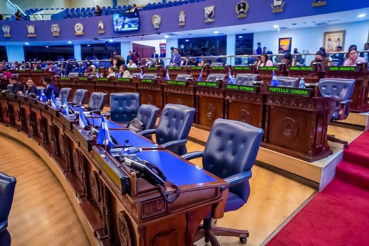 La plenaria de la madrugada del domingo tuvo como único tema en
agenda el régimen de excepción. Acá las curules de la oposición.