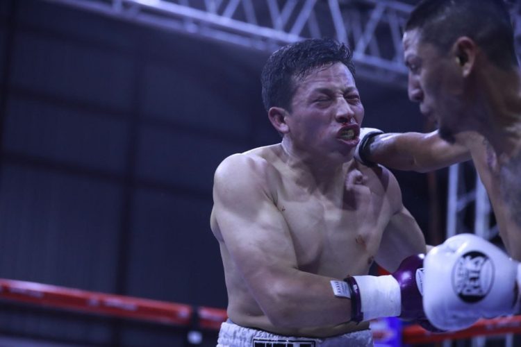 El nacional Cristian «Dinamita» Jiménez (Der.) derrotó en el combate estelar al guatemalteco Iván Colop.