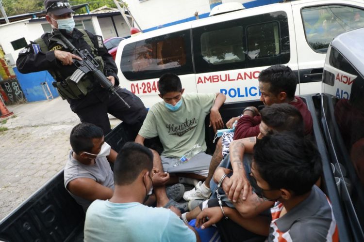Presencia La Policía y la Fuerza Armada han incursionado en todos los municipios del país
en busca de pandilleros. egresaxxadfmento.