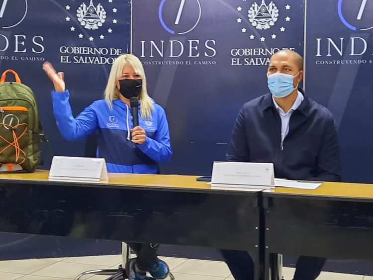 El presidente del Indes dio todo su apoyo a Alfa Karina Arrué en su segunda expedición al Monte Everest.