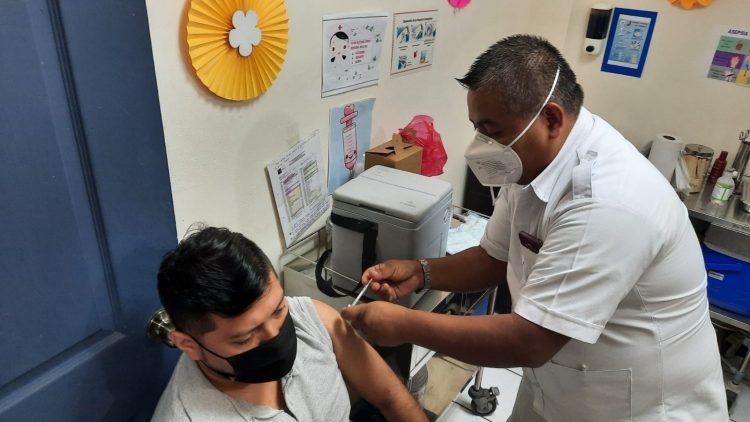 Prevención. El refuerzo de la vacuna contra la COVID-19 ayuda a mantener los niveles óptimos de anticuerpos que se generan a partir de la tercera dosis. Evita enfermedad grave y muerte. Foto: Boris Lozano.