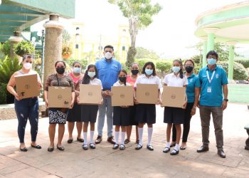 Gobierno de El Salvador continúa entregando computadoras y libros a estudiantes de escuelas públicas