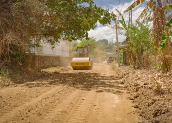 Reparan la calle del cantón El Portezuelo, en Santa Ana