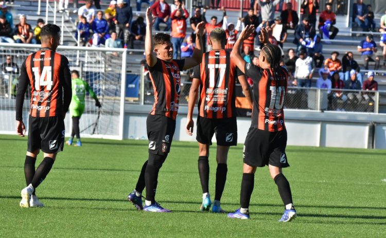 Kevin Melara festeja su gol junto a Gerson Mayén. Twitter: @cdaguilaoficial