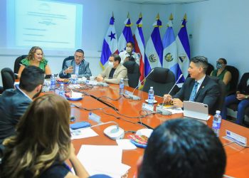 Comisión estudia convenio que favorecerá a la juventud salvadoreña