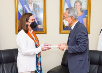 Canciller Alexandra Hill recibe credenciales de nuevo embajador de Corea del Sur en El Salvador
