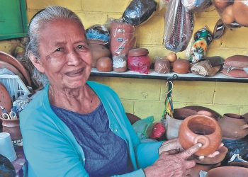 María Teresa lleva 70 años siendo alfarera en San Juan Nonualco, La Paz