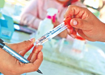 Las pruebas de detección reducen la propagación de la COVID-19, indican los CDC