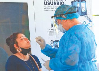 Las pruebas de detección reducen la propagación de la COVID-19, indican los CDC
