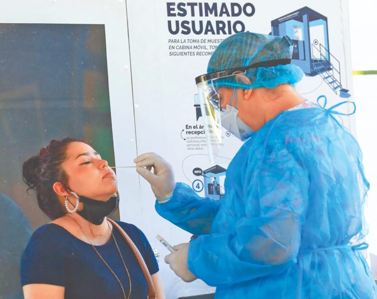 A través de esta prueba, la población puede conocer su estado de salud ante la COVID-19. Foto: Diario El Salvador.