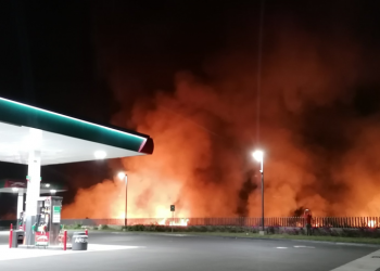 Autoridades controlan incendio en las cercanías de una gasolinera en carretera a Santa Ana