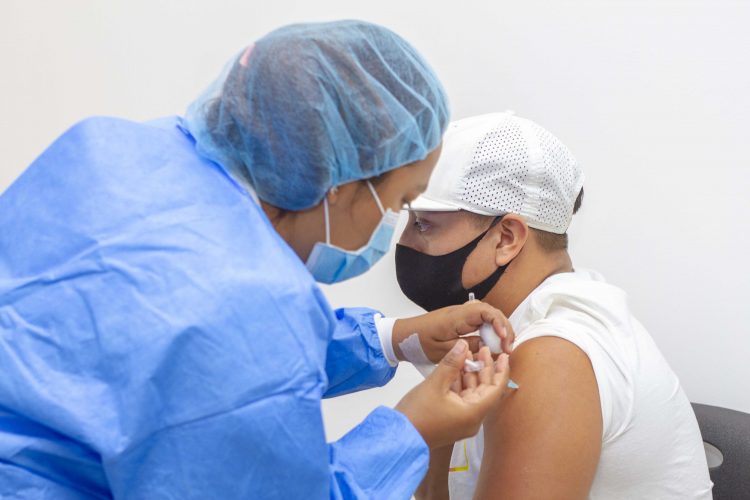 Sin salir de su lugar de trabajo, los derechohabientes reciben las dosis respectivas del biológico. Foto: ISSS