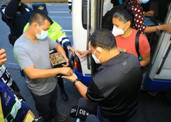 Rutas de buses que cobraban más de la tarifa autorizada reintegraron el pasaje a los usuarios