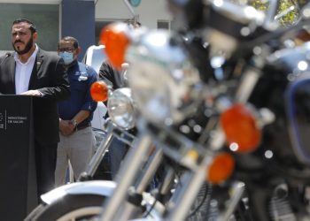 Ministro de Salud entrega nueva flota de motocicletas a profesionales de la Dirección de Saneamiento Ambiental y promotores