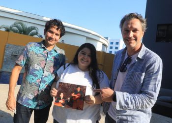 Salvadoreña sorprende a Bacilos con regalo especial previo a su concierto en Nuevo Cuscatlán