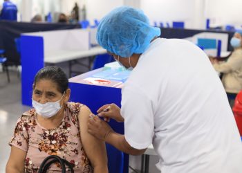 Adultos mayores motivan a jóvenes a que se apliquen la cuarta dosis antiCOVID-19