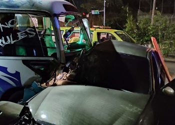 Microbús de ruta 45AB provoca fuerte accidente de tránsito en Alameda Juan Pablo II