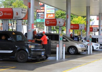 Salvadoreños agradecen al Gobierno la disminución del IVA en el precio de los combustibles