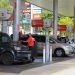 Salvadoreños agradecen al Gobierno la disminución del IVA en el precio de los combustibles