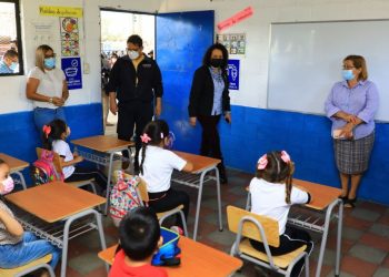 Autoridades entregan mobiliario y computadoras en Centro Escolar «Las Margaritas», en Soyapango