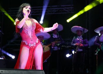K-Paz de la Sierra y Maribel Guardia sedujeron al público salvadoreño