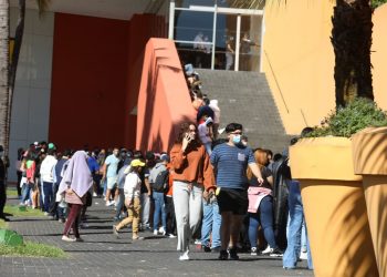 Largas filas para adquirir boletos de Bad Bunny