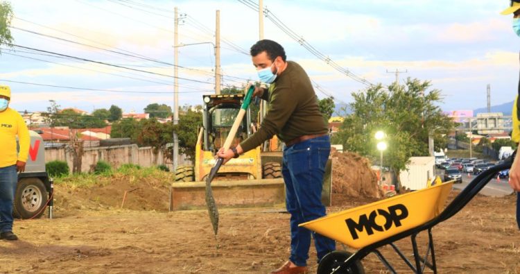 Ministerio de Obras Públicas coloca primera piedra de nuevo acceso a calle El Boquerón. FOTO/ Sofía Mazariego/ Diario El Salvador.