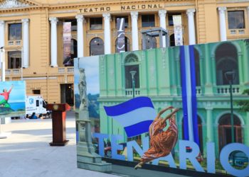 Ministerio de Cultura inaugura la exposición fotográfica «Instantes entre hilos» en el Teatro Nacional